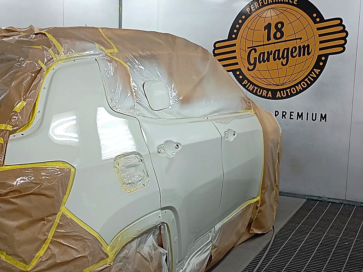 Veiculo mascarado na cabine de pintura da Garagem 18