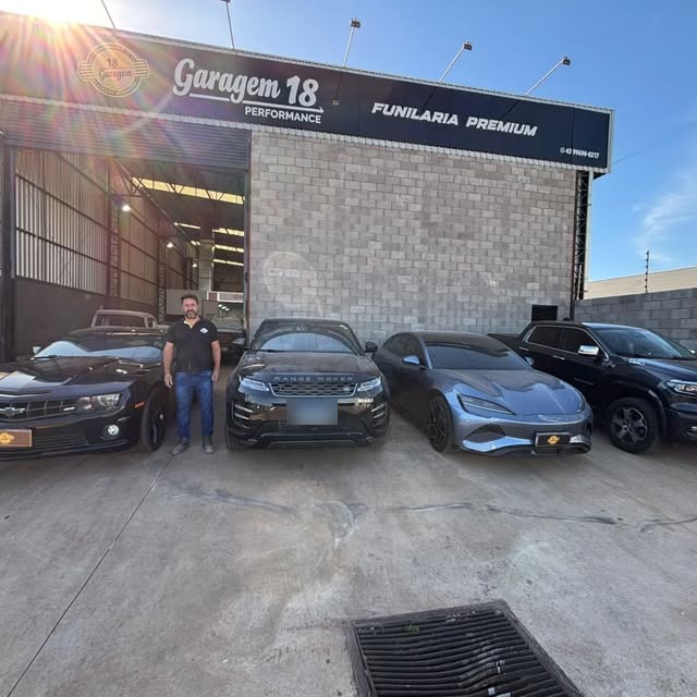 Fachada da Garagem 18 com carros premium atendidos
