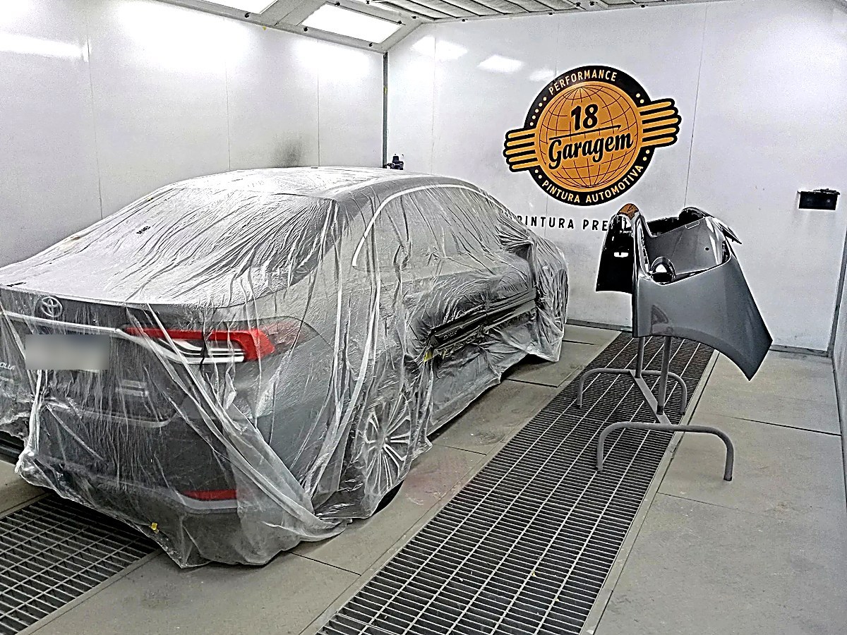 Veiculo protegido com plastico na cabine da Garagem 18